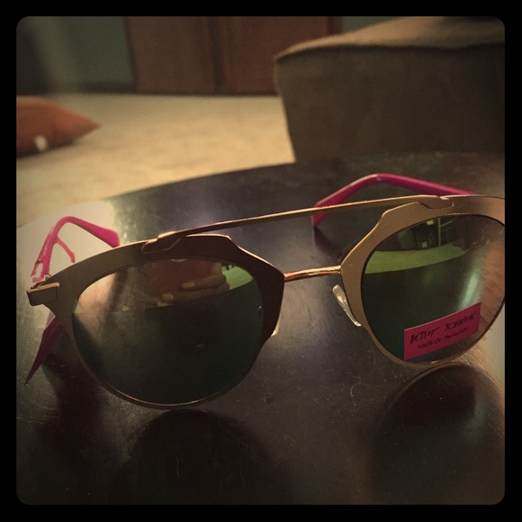 New with tags BETSEY JOHNSON MIRRORED SUNGLASSES - Picture 2 of 5